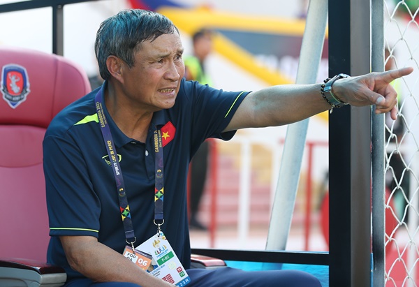 Tuyển nữ Việt Nam đi World Cup: Điều HLV Mai Đức Chung lo nhất