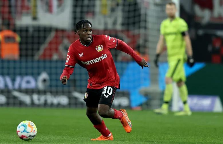 Duyệt chi 40 triệu euro, Arsenal tranh mua hậu vệ với Man United