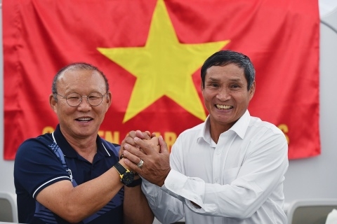 HLV Park Hang-seo động viên thầy trò Mai Đức Chung