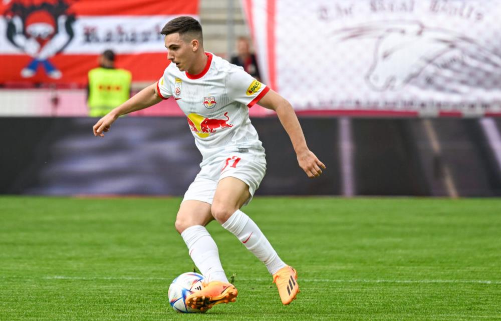 M.U xếp hàng hỏi mua tiền vệ RB Salzburg