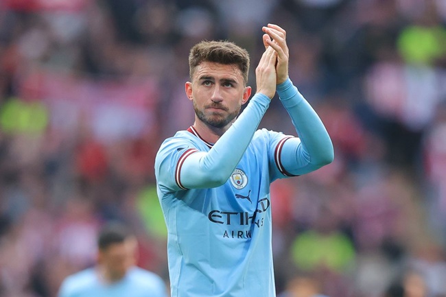 Man City mở cửa cho Arsenal đón Laporte