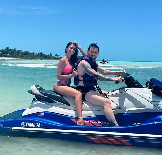 Messi vi vu 'cưỡi sóng' cùng vợ, hẹn đại náo Miami vào ngày mai
