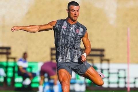 Ronaldo khoe cơ bắp sau kỳ nghỉ hè