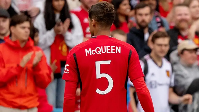 Varane ghi điểm mạnh trong ngày làm đội trưởng Man Utd