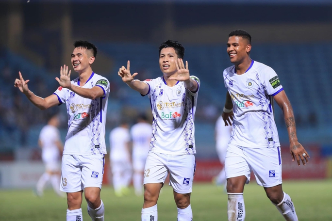 CLB Hà Nội thắng ngược TopenLand Bình Định, áp sát ngôi đầu bảng V-League