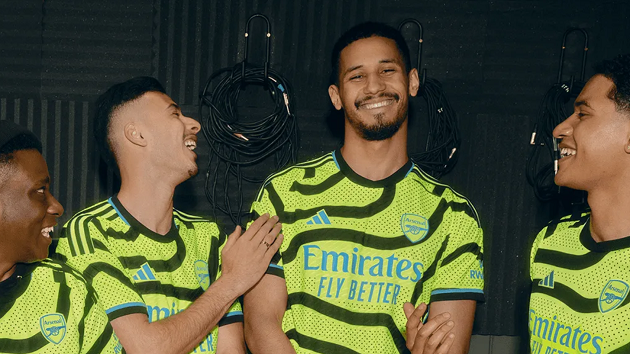 Áo sân khách mùa giải 2023/2024 cực lạ mắt của Arsenal