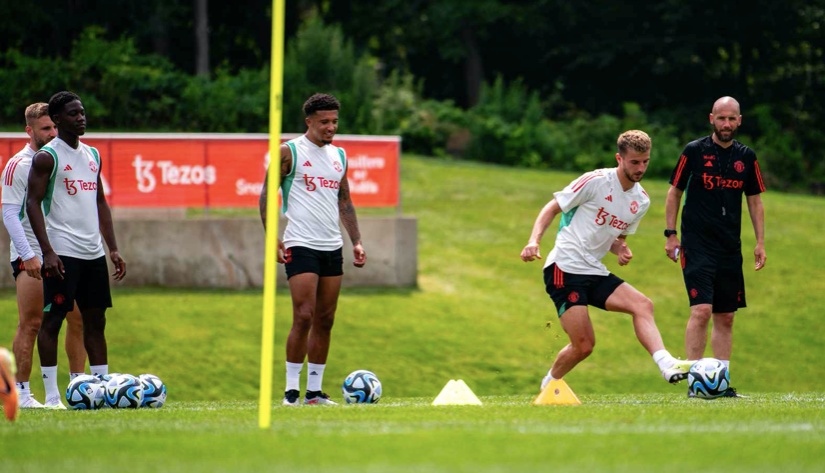 Ảnh bài viết Antony khiến đồng đội trầm trồ; Cạ cứng theo sát Mason Mount trên sân tập