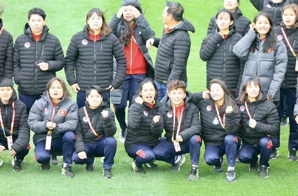 Tuyển nữ Việt Nam tươi rói trên sân Eden Park trước trận gặp Mỹ