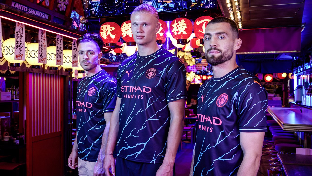 Ra mắt áo đấu mới cực chất, Man City bị tố đạo nhái Arsenal