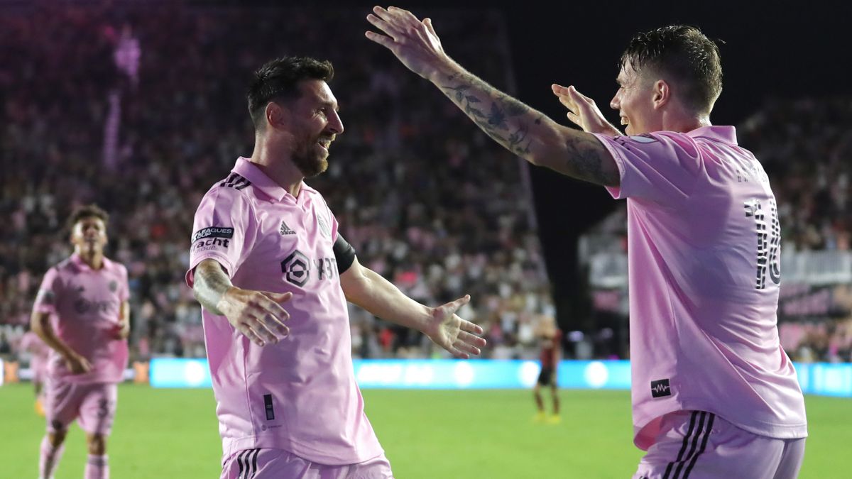 "Đời tôi chưa bao giờ đá như đi dạo, cho đến khi gặp Messi"