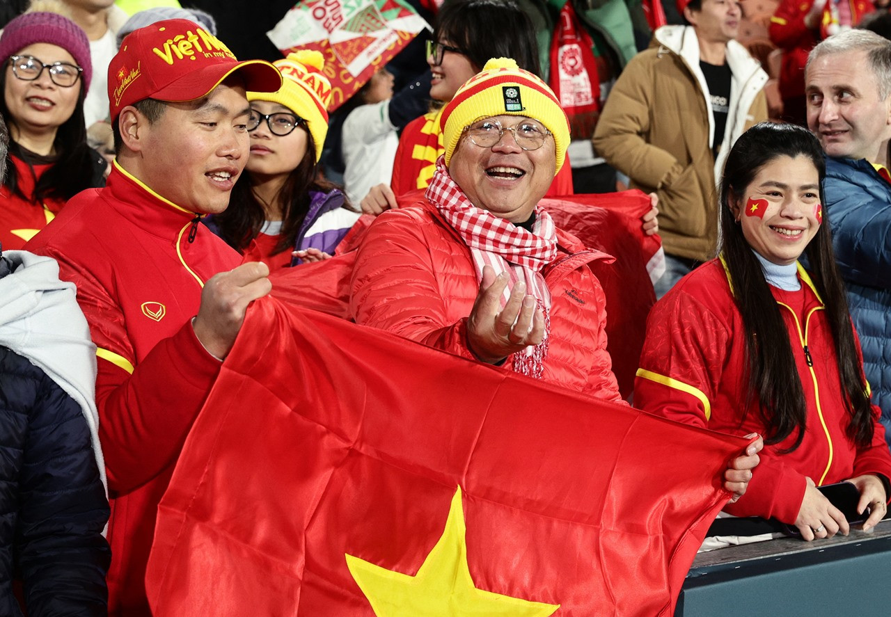 Báo chí quốc tế: CĐV Việt Nam nổi bật khán đài World Cup nữ 2023