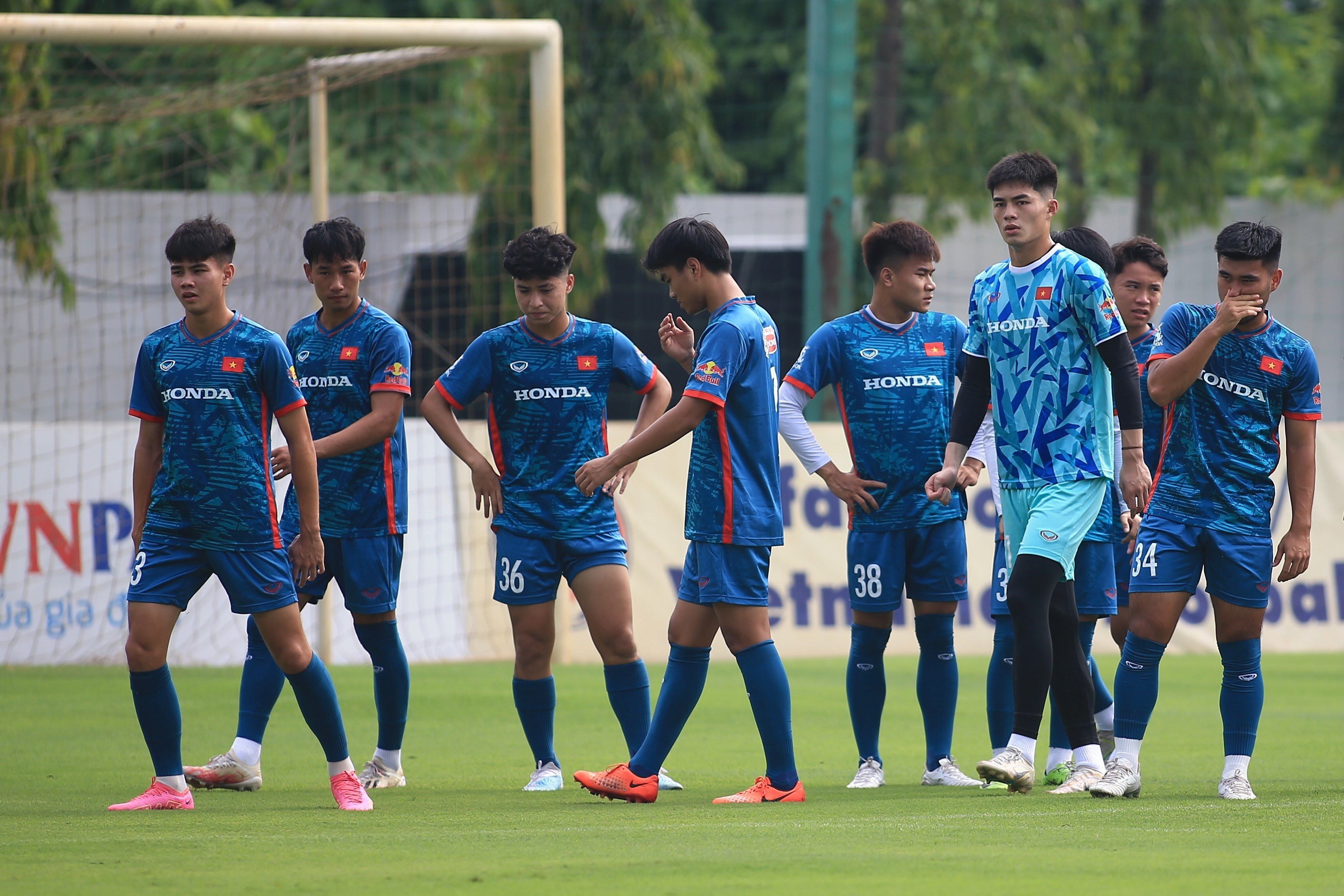 U23 Việt Nam tập buổi đầu tiên: Cầu thủ chơi ở Hàn Quốc về ra mắt