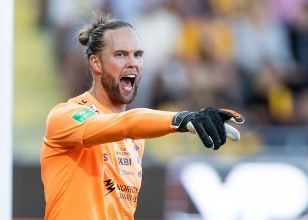 Ảnh bài viết Điên rồ Champions League: Hậu vệ giải nghệ đi làm thợ điện, tái xuất trong khung gỗ làm nên lịch sử 