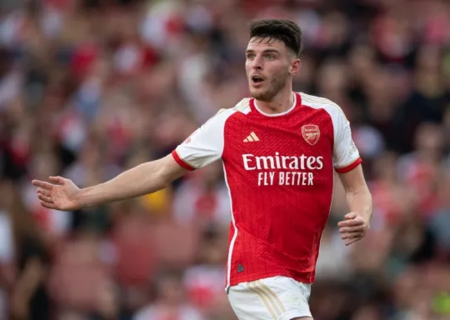 Pep chỉ ra cầu thủ 'đáng kinh ngạc' bên phía Arsenal