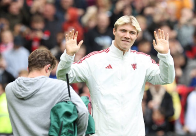 Phản ứng của Hojlund trước 'biển người' tại Old Trafford