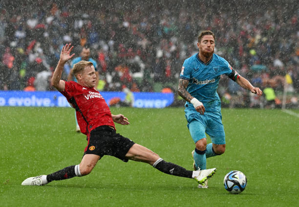 Thảm hại Van de Beek