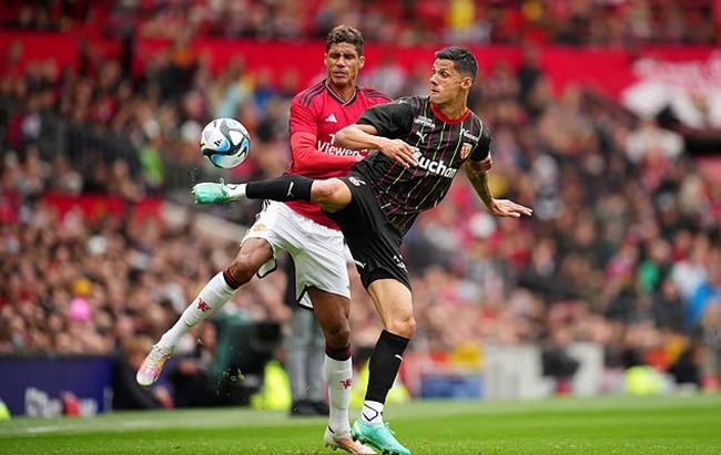 Raphael Varane nổi quạu