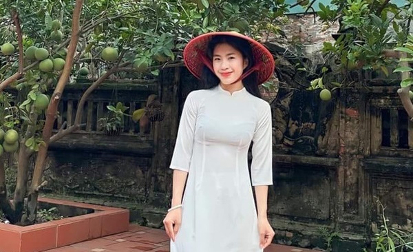 Ngắm Thanh Nhã vô cùng duyên dáng với áo dài