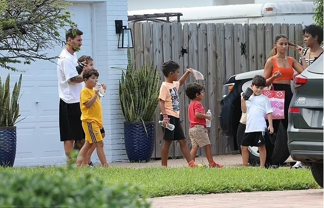 Messi đưa vợ con đi chơi, thư thả ‘thưởng’ trà trên đất Mỹ