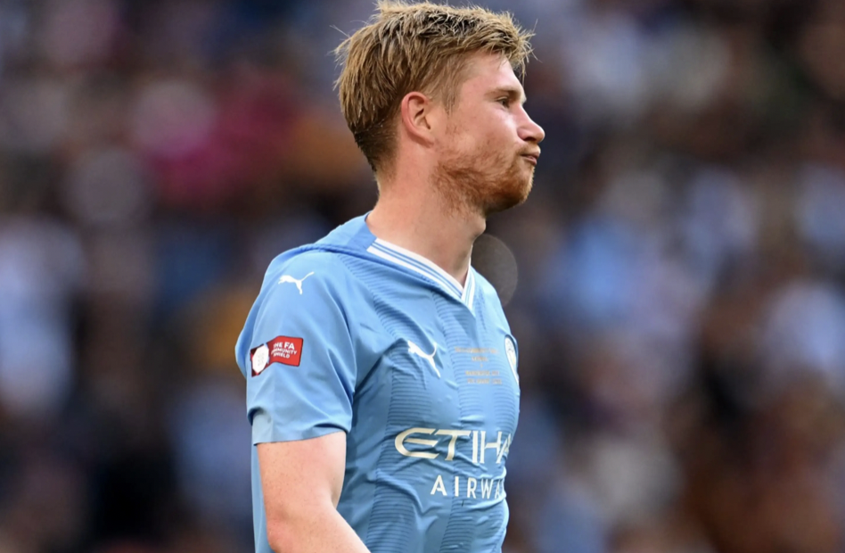 Nối gót Varane, De Bruyne chỉ trích luật bù giờ mới