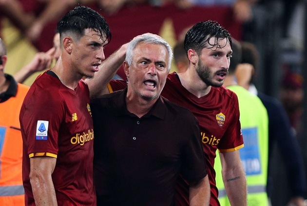 Roger Ibanez khiến Mourinho ngỡ ngàng