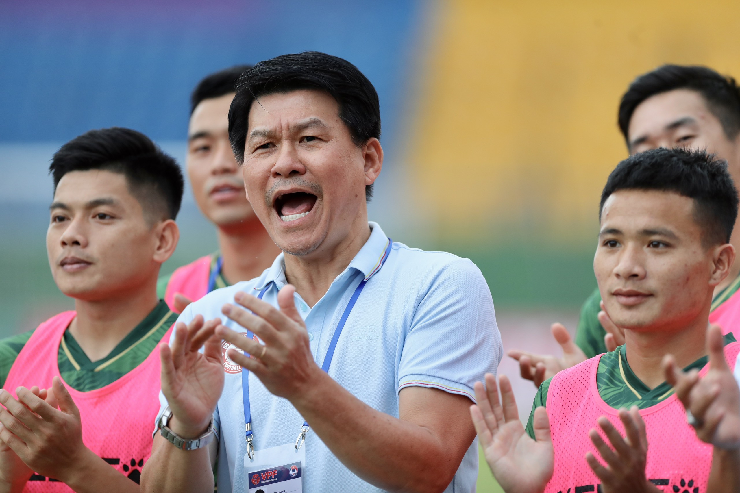 V-League chốt vé xuống hạng: Chờ 'bóng đá đẹp' của HLV Vũ Tiến Thành