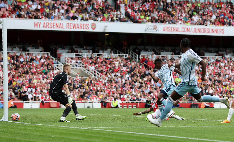 Nhanh như chớp, cựu sao M.U xé toạc hàng thủ Arsenal