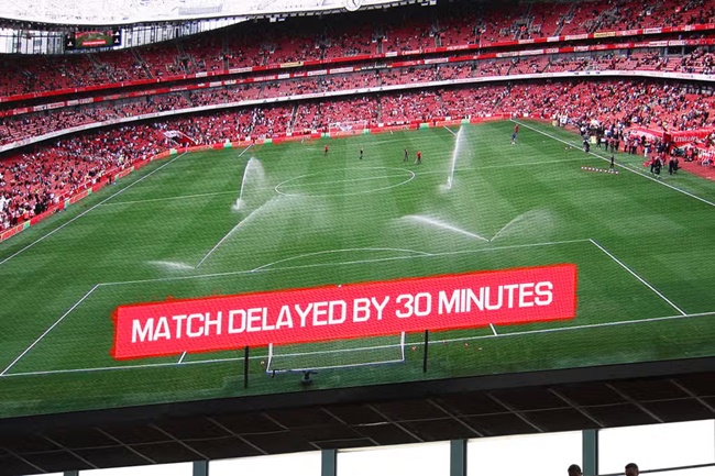 Sự cố khiến trận Arsenal - Nottingham tạm hoãn