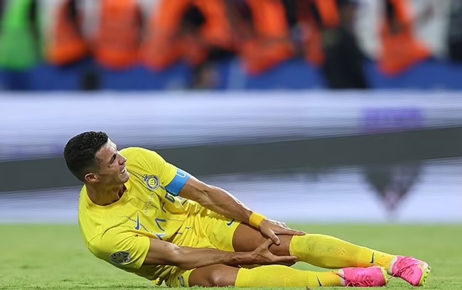 Còng lưng 'gánh team', Ronaldo rời sân bằng cáng gây xót xa