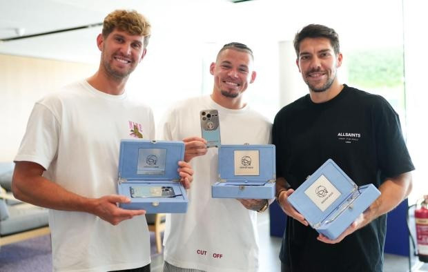 De Bruyne hào phóng tặng iPhone xịn cho Pep và dàn sao Man City