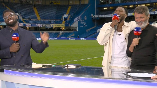 Micah Richards không thể ngừng cười vì hành động của Roy Keane