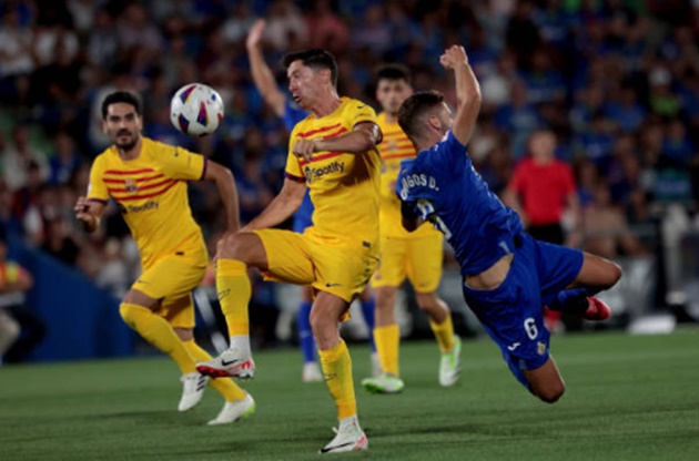 Thấy gì từ cú vấp của Barcelona?