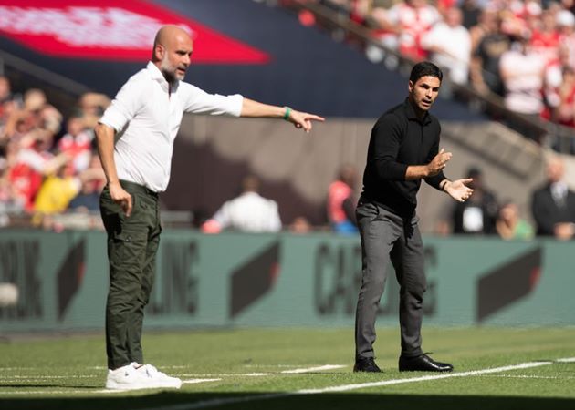 Man City bắn 1 tên trúng 2 đích khiến Arsenal vỡ mộng