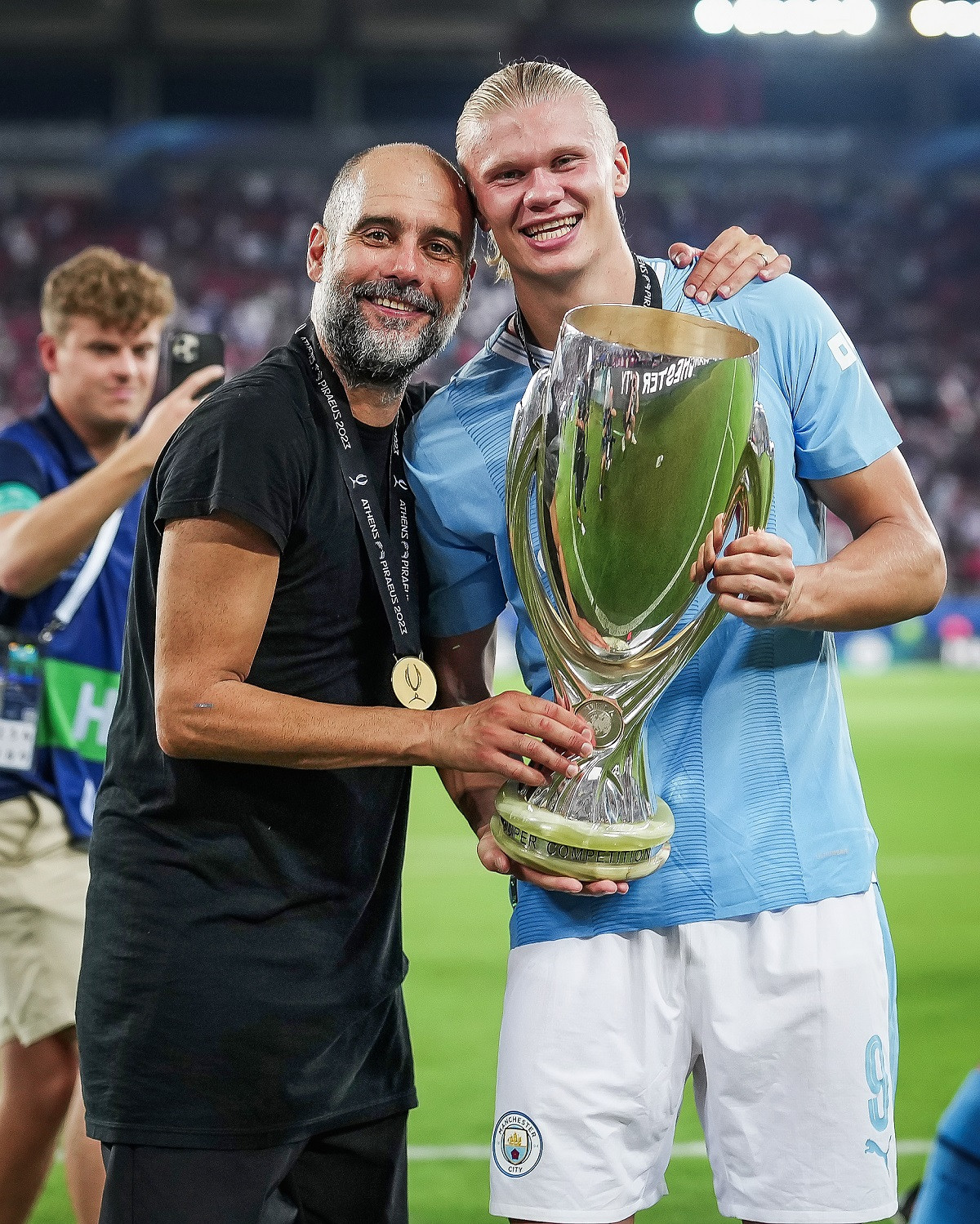 Pep Guardiola hôn Haaland 'làm lành' khi lập kỷ lục với Man City