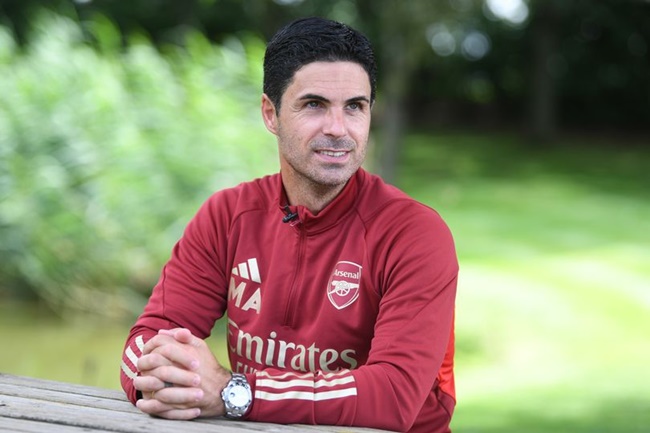 Arteta đáp trả những chỉ trích của Peter Schmeichel về Raya