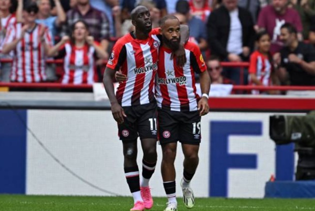 Quên Toney đi, Brentford đang có cặp song sát đáng sợ