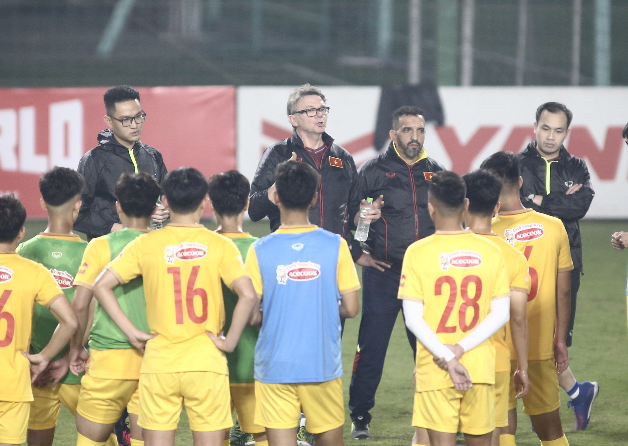 HLV Philippe Troussier gọi nhiều 'gương mặt lạ' lên U23 Việt Nam 'xịn'