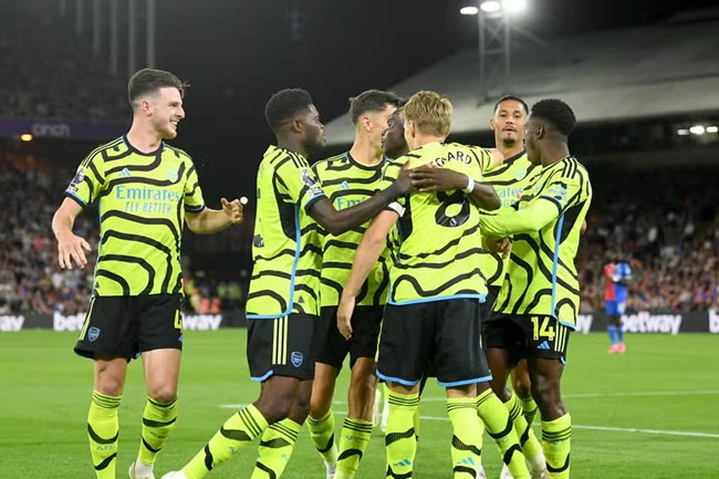 Odegaard cứu rỗi Arsenal trong ngày Tomiyasu hóa 'báo thủ'