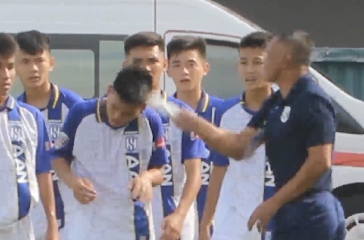 Cầu thủ U15 SLNA lên tiếng sau khi bị HLV đánh trên sân