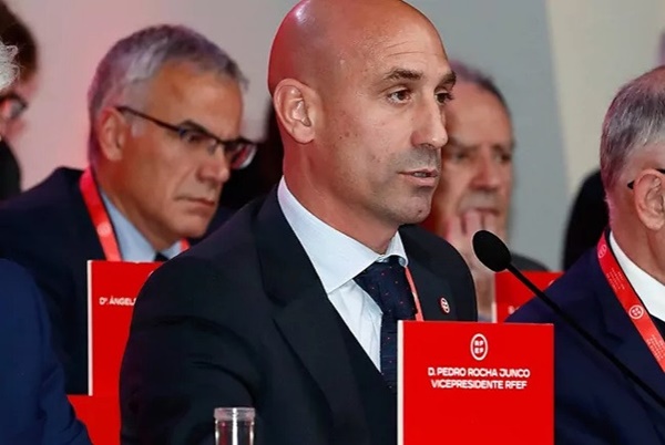 Chủ tịch RFEF không chịu từ chức sau bê bối hôn môi nữ cầu thủ