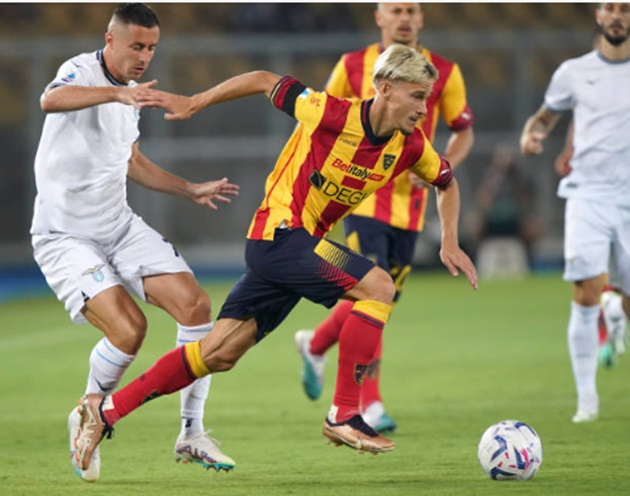 Lazio thất kinh với 'cỗ máy rê bóng' lạ hoắc