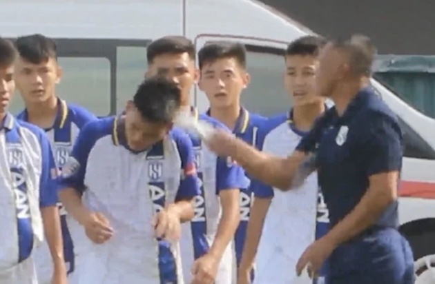 Cái 'cốc đầu' qua chai nước rỗng