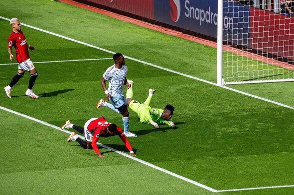 M.U thủng lưới 2 bàn, Schmeichel nói lời thẳng thắn về Onana