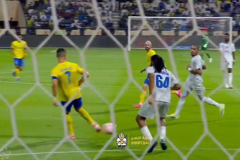 Ronaldo gây bão với màn kiến tạo thần sầu bằng gót chân