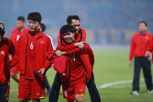 Tuyển Việt Nam: HLV Troussier cảnh báo, Công Phượng và Văn Toàn lo