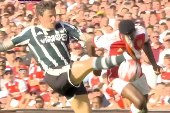 Fan Arsenal: "Một pha phòng ngự thiếu não"