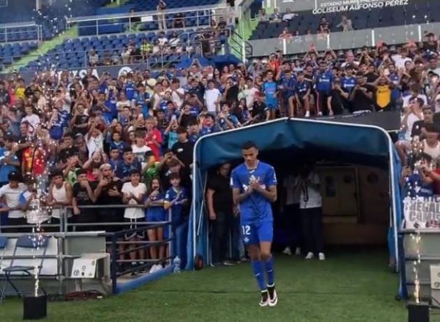 'Biển người' Getafe hân hoan chào đón Mason Greenwood trong buổi ra mắt