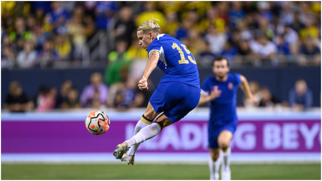 Chelsea choáng váng với Mudryk