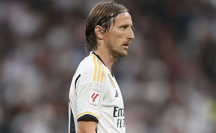 Lạ lẫm khi ngồi dự bị, Modric chốt tương lai với Real