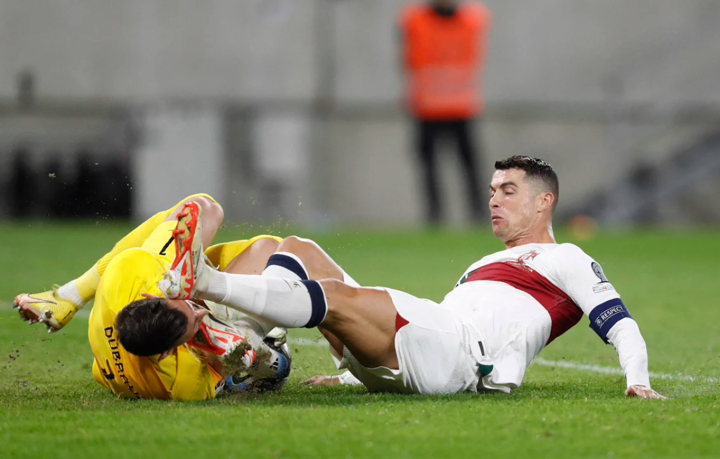 Ronaldo hỏng ăn khó tin, may mắn thoát thẻ đỏ
